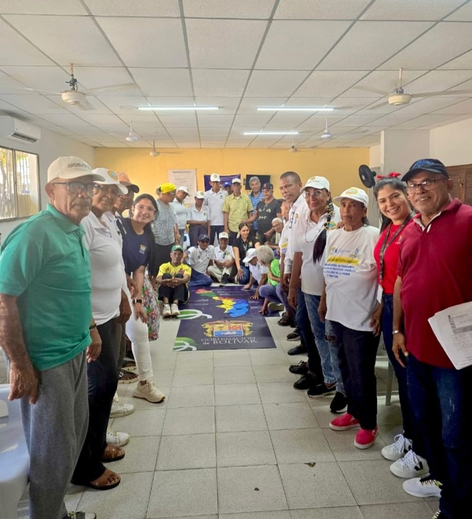 LLEVAMOS SONRISAS A LOS ABUELITOS DEL CENTRO DE VIDA LA ESPERANZA.