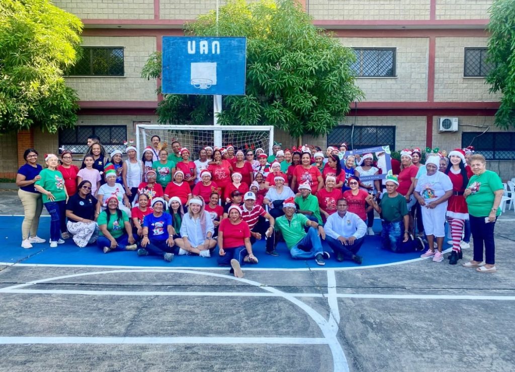 ACOMPAÑAMIENTO A LA SECRETARIA DE INFRAESTRUCTURA INTEGRACION DE NAVIDAD ADULTOS MAYORES.