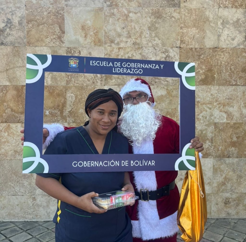 COMPARTIR NAVIDEÑO CON NUESTROS COMPAÑEROS ENCARGADOS DE LA SEGURIDAD Y EL ASEO EN EL CAD.