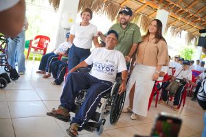 ¡Todo para ellos! Gobernador entrega dotación para adultos mayores de Turbaco
